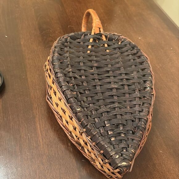 Vintage two tone leaf basket with handle - Picture 4 of 4